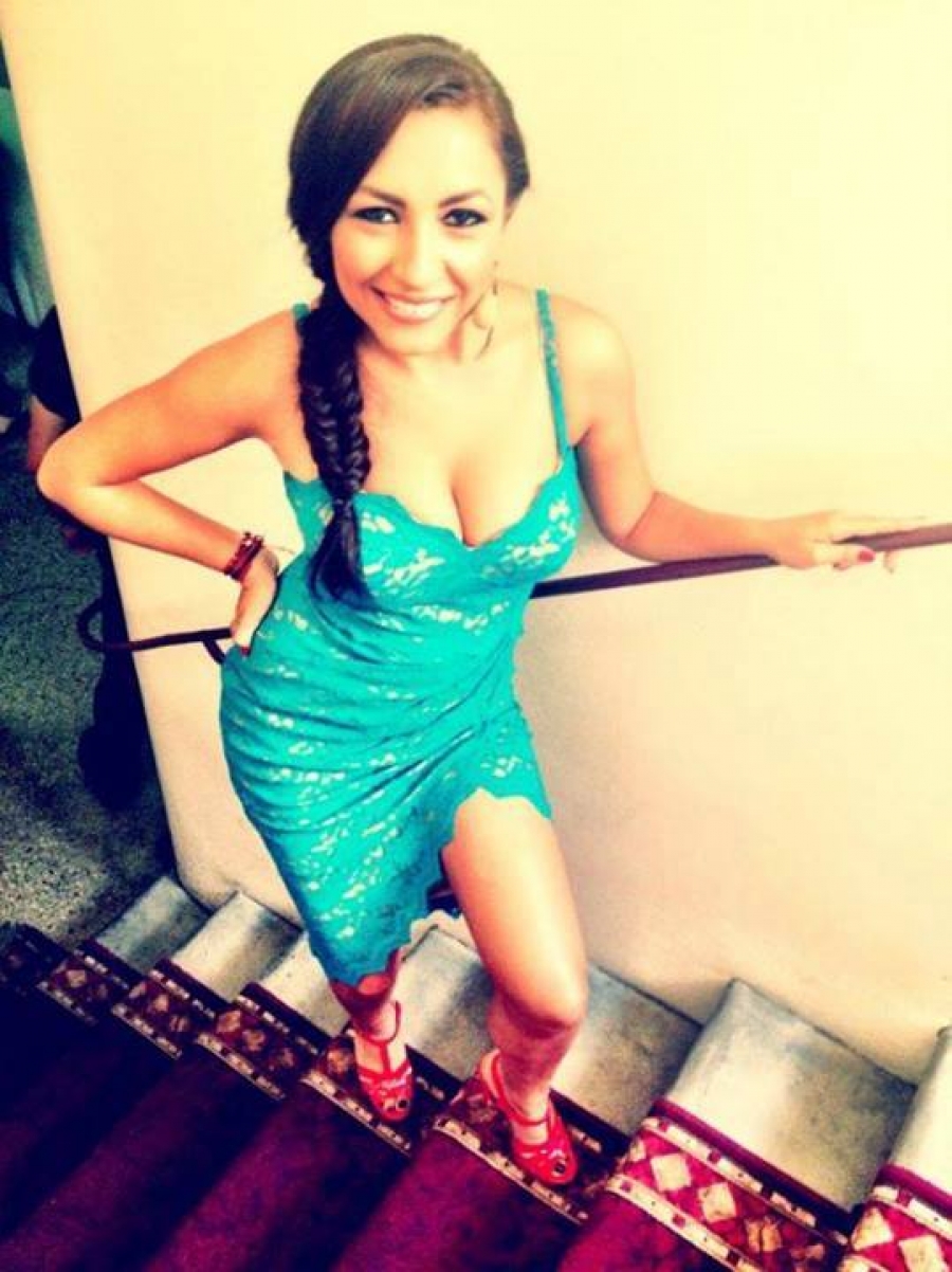 Ipostaze rare cu Andra in costum de baie 21