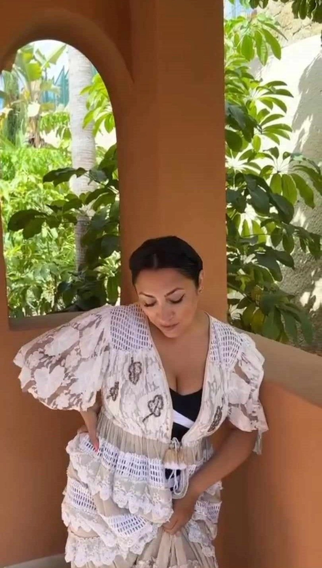 Ipostaze rare cu Andra in costum de baie 24