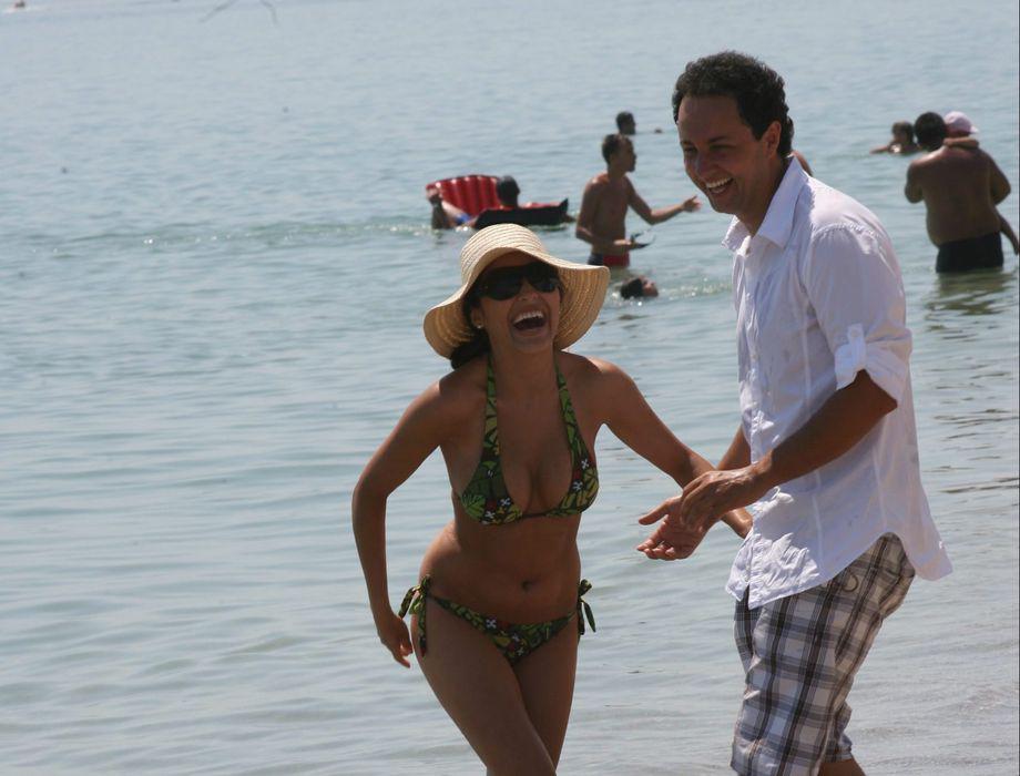 Ipostaze rare cu Andra in costum de baie