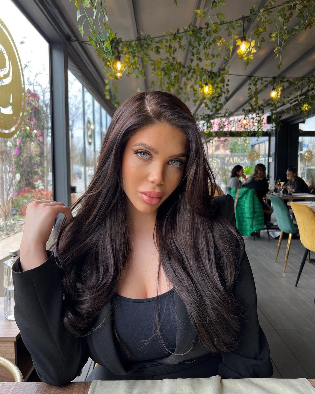 Iubita lui Pescobar este superba 1