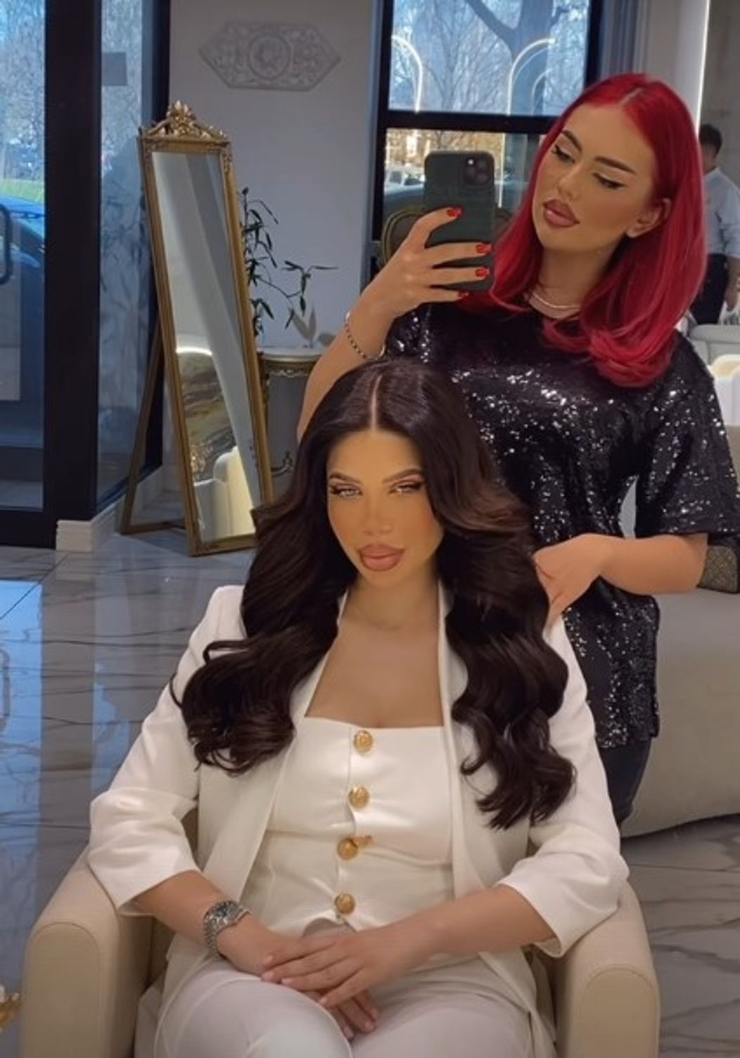 Iubita lui Pescobar este superba 7