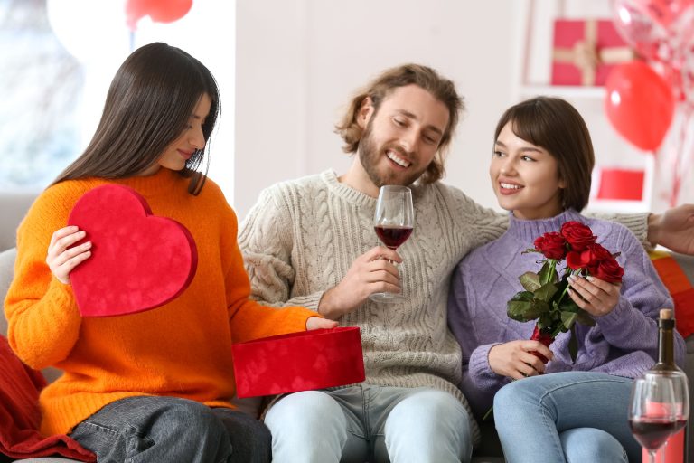 Iubitul meu vrea să avem o relație deschisă. Mi-a zis că pot să ies și cu alți bărbați, că și el își dorește să cunoască alte femei