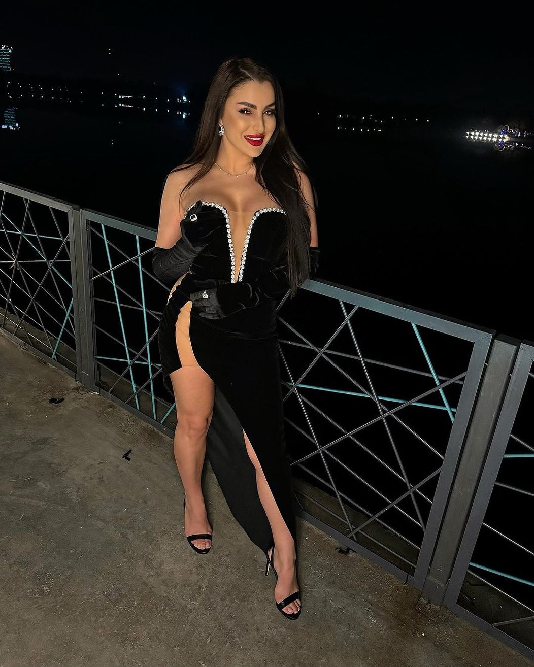 Larisa Popa, din ce in ce mai indrăzneata dupa plecarea de la Pescobar 29