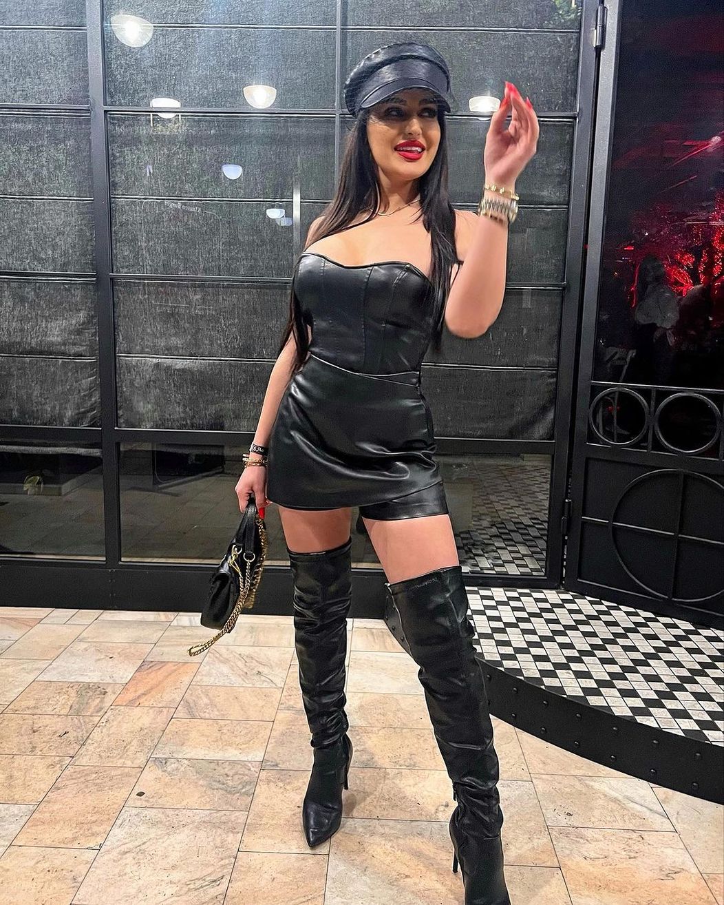 Larisa Popa, din ce in ce mai indrăzneata dupa plecarea de la Pescobar 8