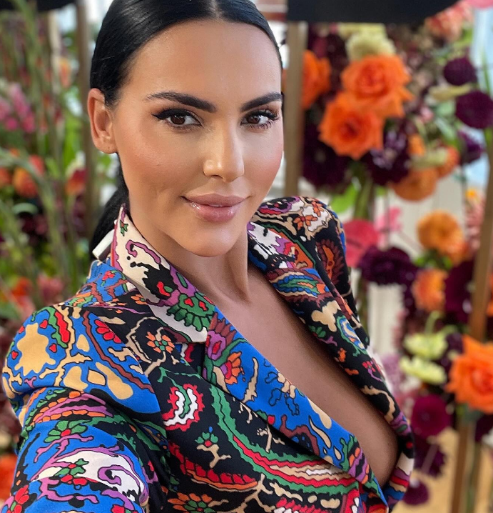 Lavinia Pîrva, la un pas de accident vestimentar. Soția lui Bănică Jr. a lăsat la vedere mai mult decât trebuia