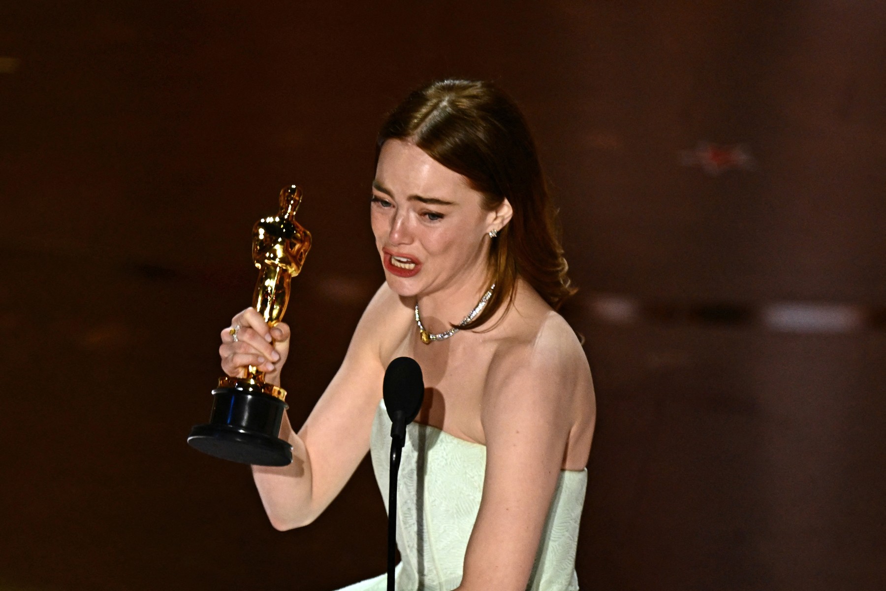Momentul stanjenitor trait de Emma Stone, castigatoarea Oscar 2024 pentru cea mai buna actrita 6