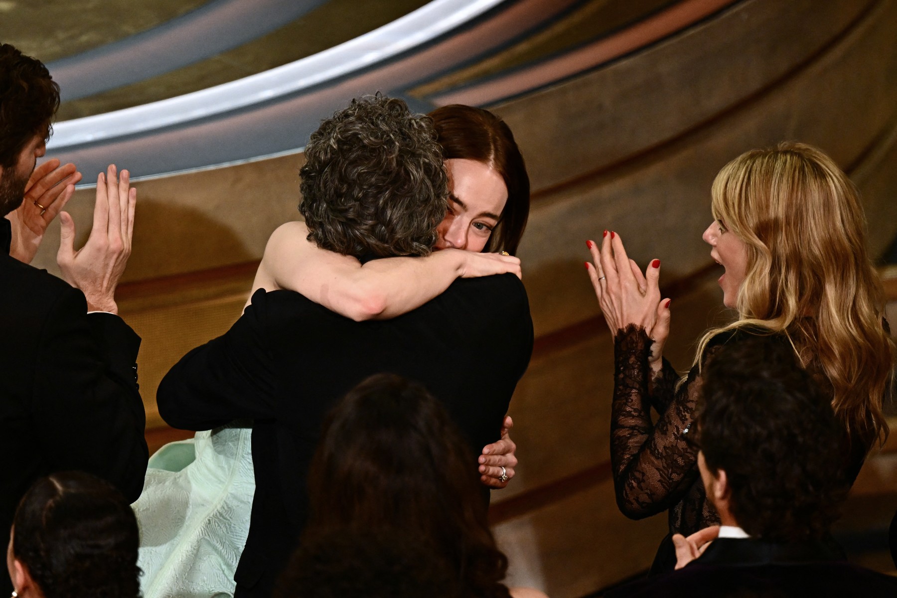 Momentul stanjenitor trait de Emma Stone, castigatoarea Oscar 2024 pentru cea mai buna actrita 8