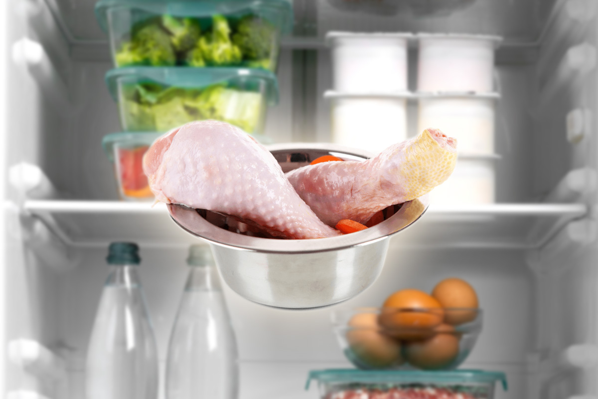 Nu mai pune niciodata carnea de pui langa alte alimente din frigider