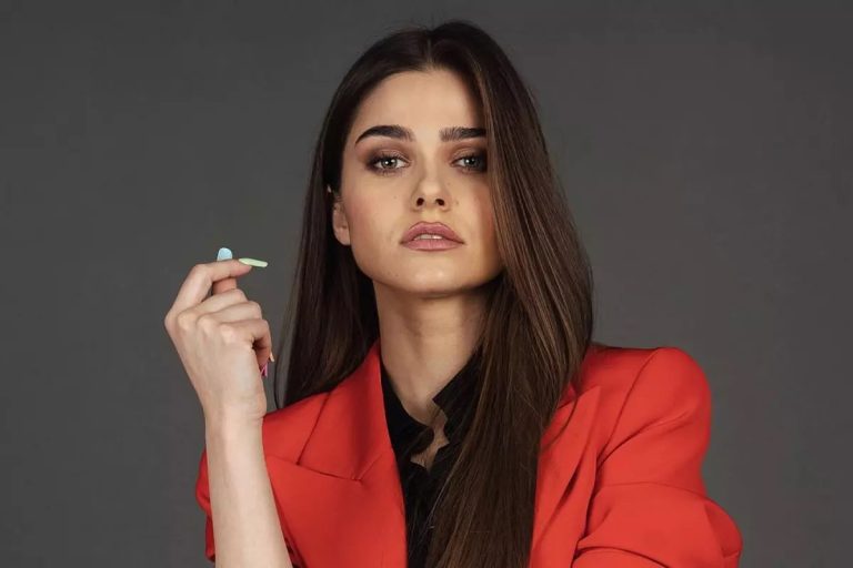 Theo Rose, aspru criticată pentru felul în care arată acum. Ipostaza îndrăzneață i-a lăsat mască pe fani: „Chiar că nu e nevoie să te pozezi”