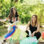 Amalia Enache și fiica ei, Alma, sunt eclipsate de cel mai nou membru al familiei