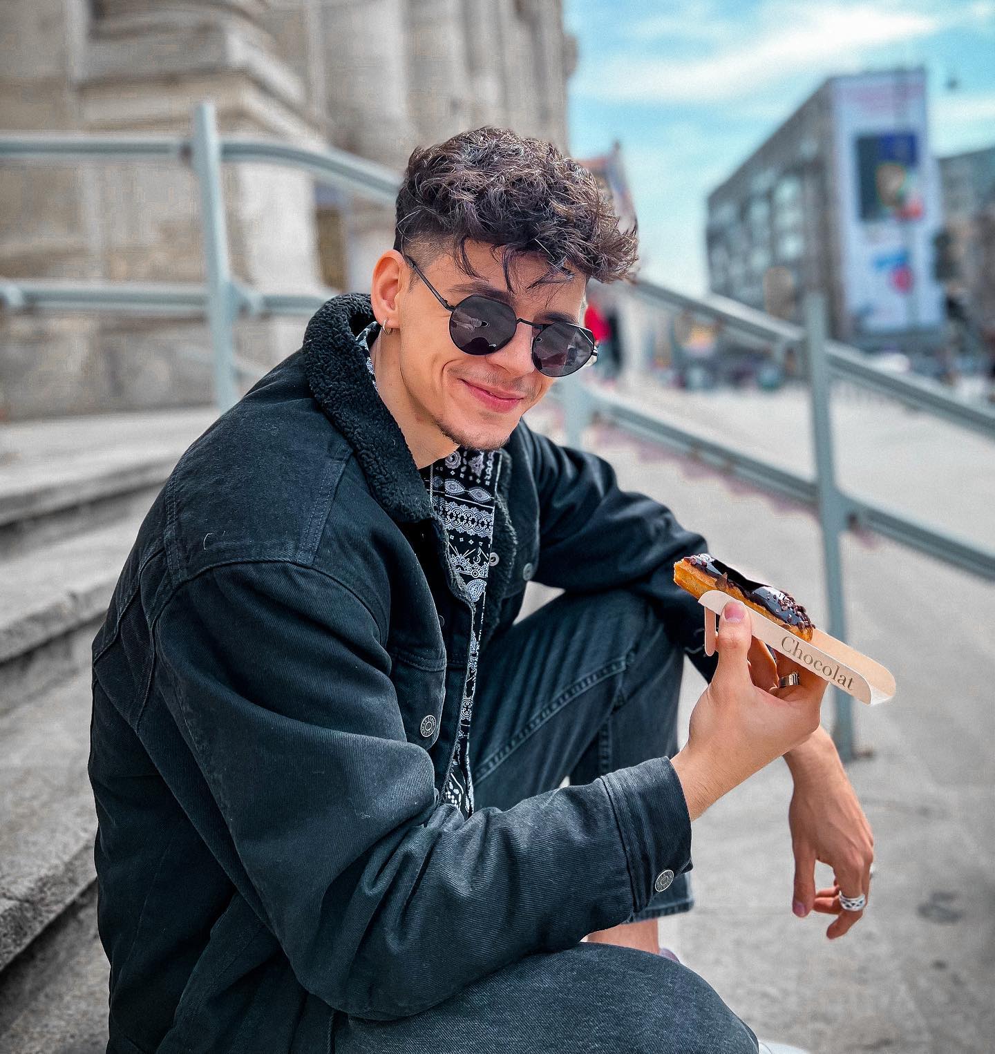 De unde a avut Emilian bani ca să se poată transforma în artist independent.