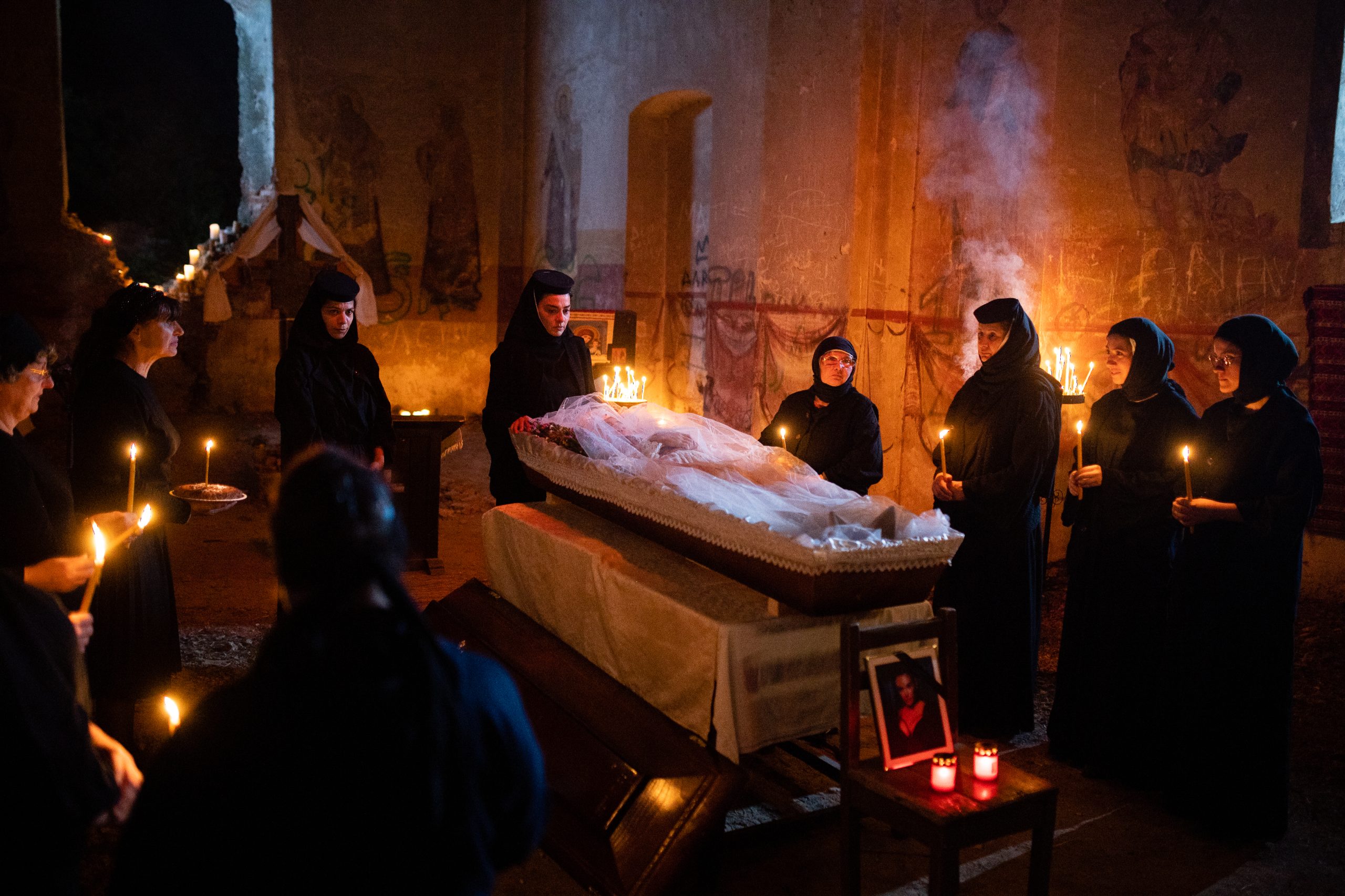 Karmen și-a învins orice teamă după ce a filmat în coșciug, îmbrăcată în rochie de mireasă.