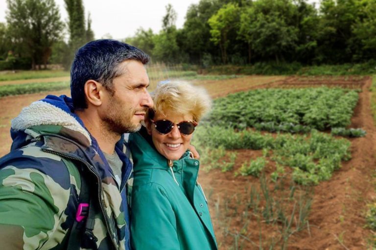 Acasă la Dana Nălbaru și Dragoș Bucur. Cum s-au pozat cei doi în grădină, ipostazele sunt neașteptate