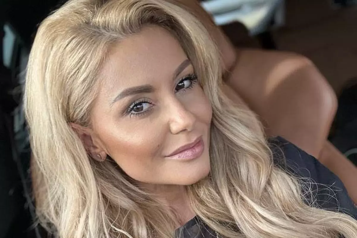 Alimentul pe care il consuma Emilia Ghinescu in fiecare dimineata pentru a se mentine intr-o forma de invidiat, la 45 de ani. Mananc cateodata cate un borcan