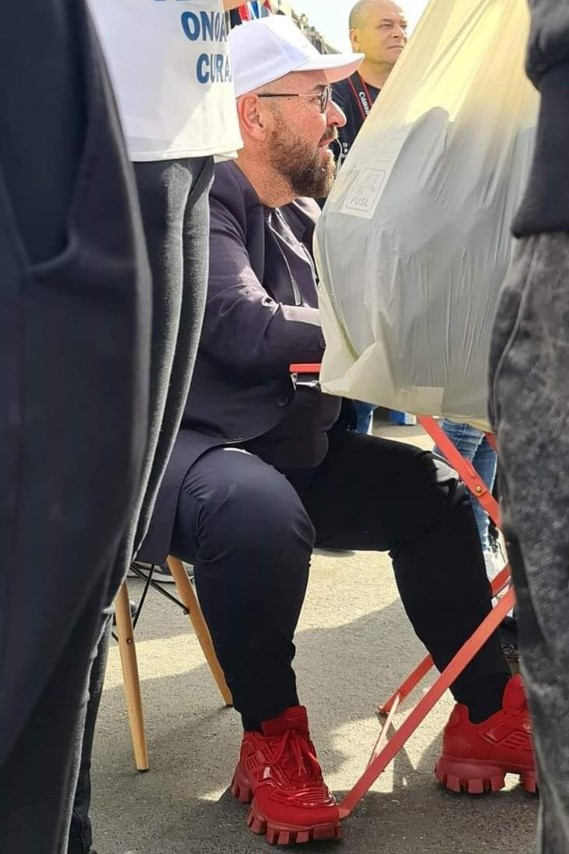 Cat costa pantofii sport rosii purtati de Cristian Popescu Piedone 2