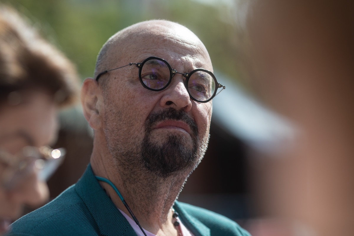 Cat costa pantofii sport rosii purtati de Cristian Popescu Piedone