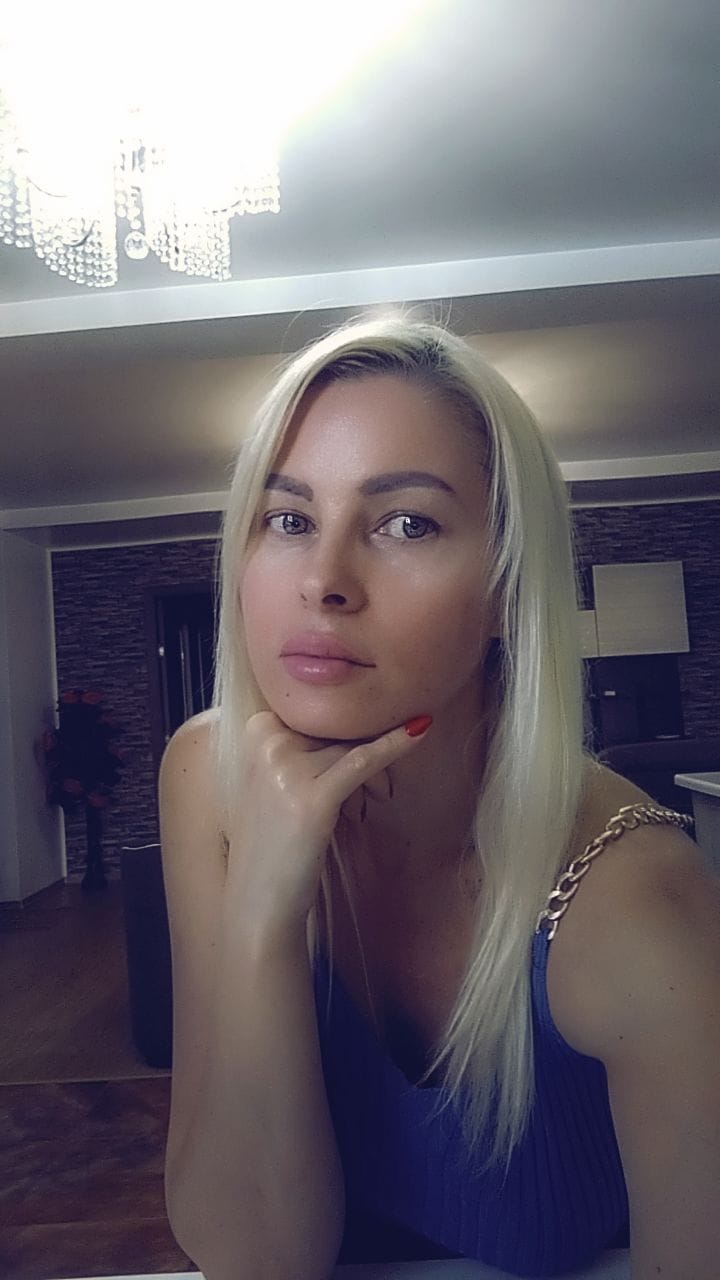 Cine este Elena Valentina Cioanca, blonda cu care se afiseaza Silvestru Sosoaca 7