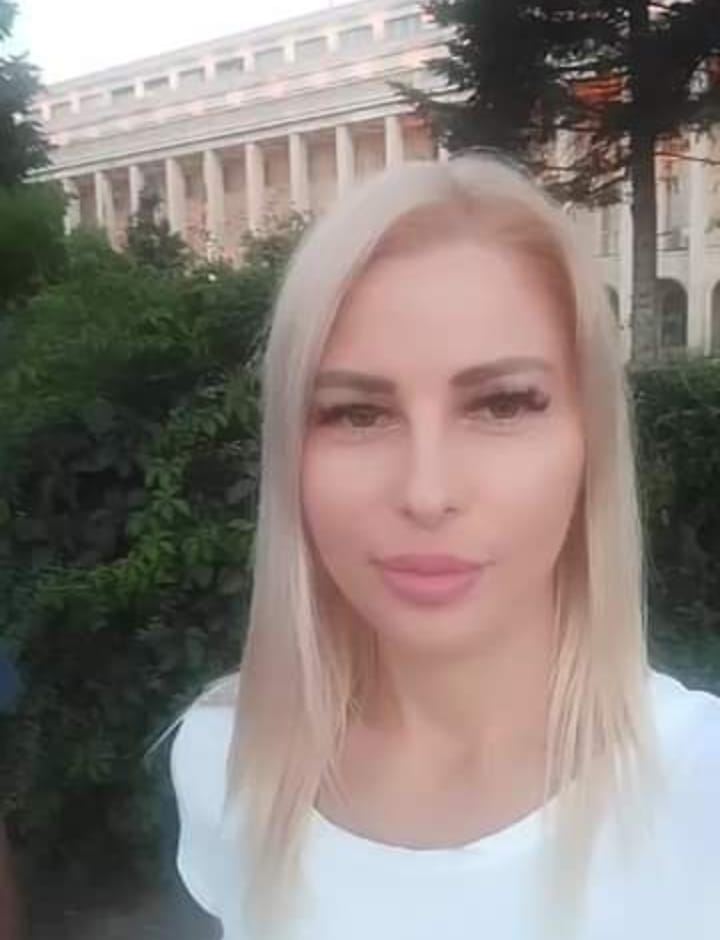 Cine este Elena Valentina Cioanca, blonda cu care se afiseaza Silvestru Sosoaca 8