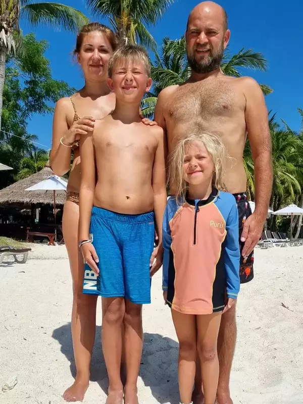 Cine este si cum arata sotia lui Cosmin Selesi 11