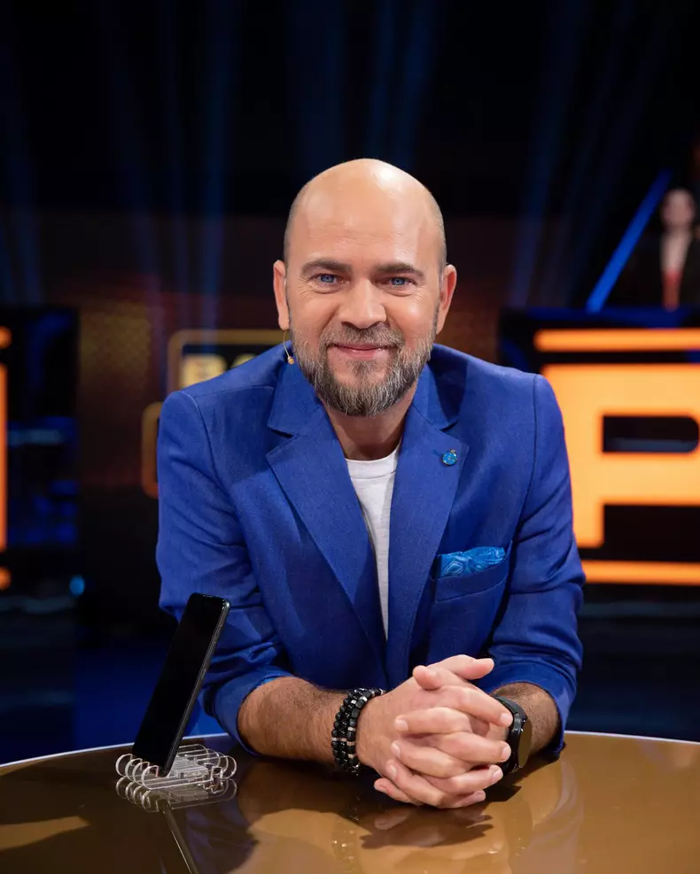 Cine este si cum arata sotia lui Cosmin Selesi 3