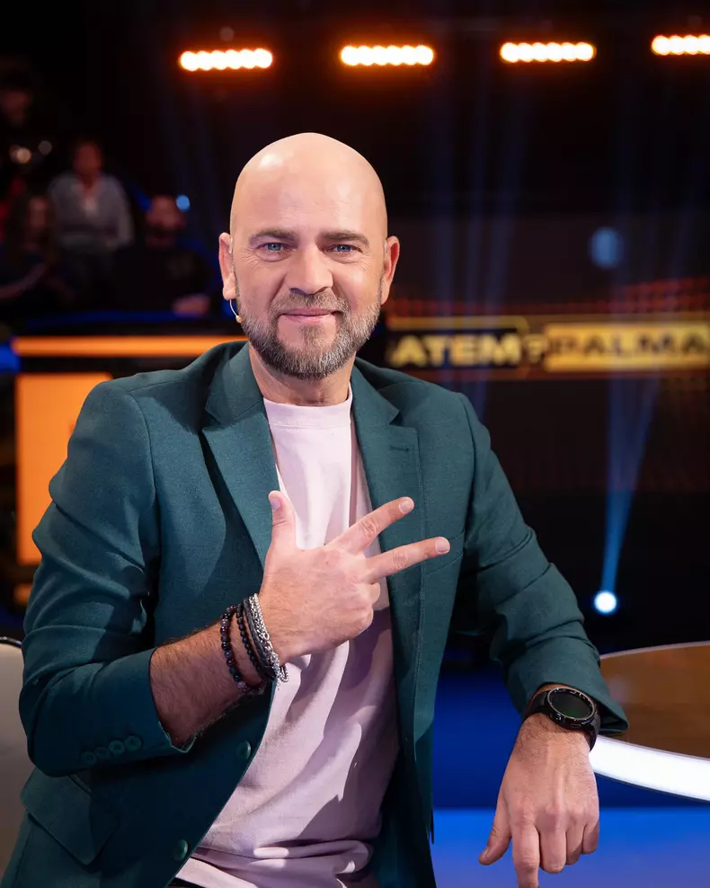 Cine este si cum arata sotia lui Cosmin Selesi 6