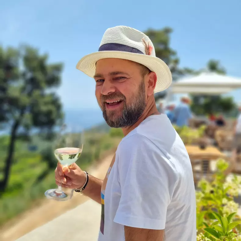 Cine este si cum arata sotia lui Cosmin Selesi 9