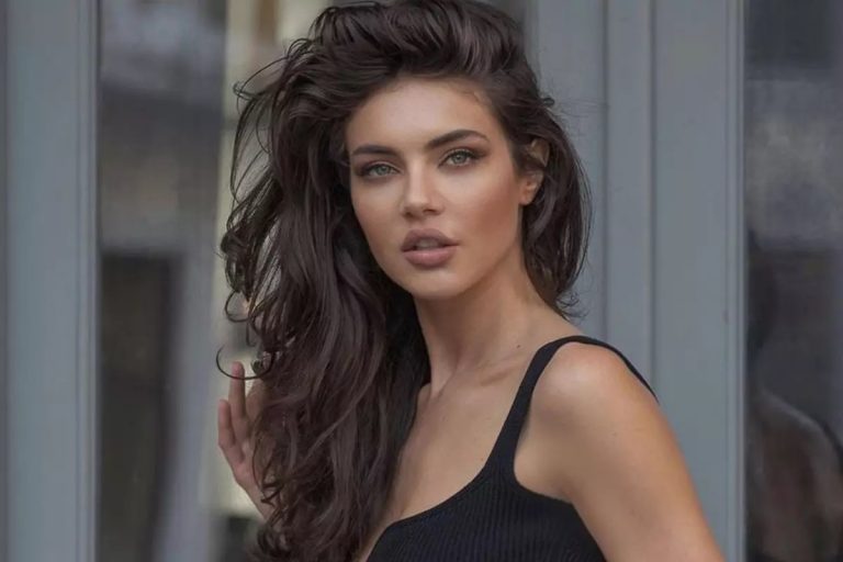 Cristina Ich, imagini incendiare. Iubita lui Pițurcă Jr. a renunțat la haine și a pozat provocator la malul mării