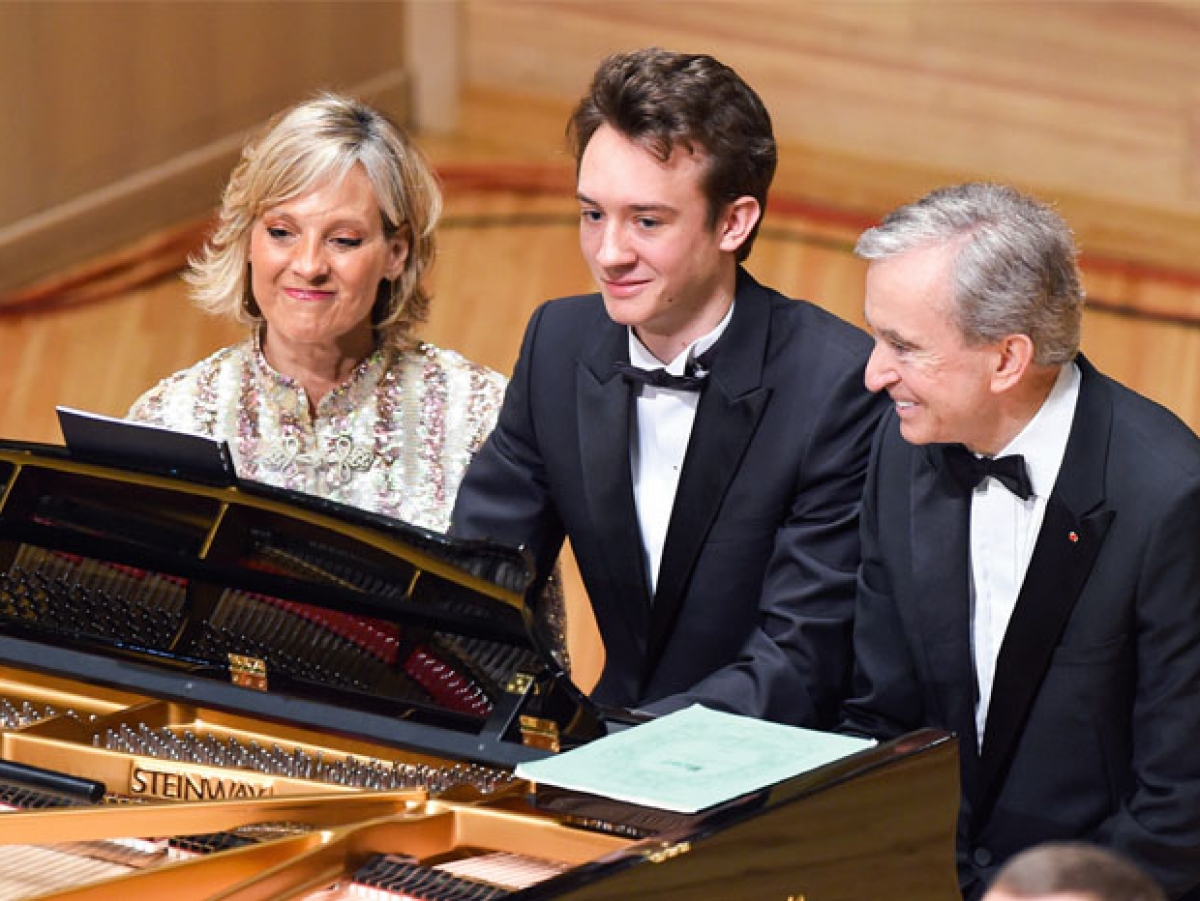 Cu ce se ocupa si cum arata sotia celui mai bogat om din lume 28