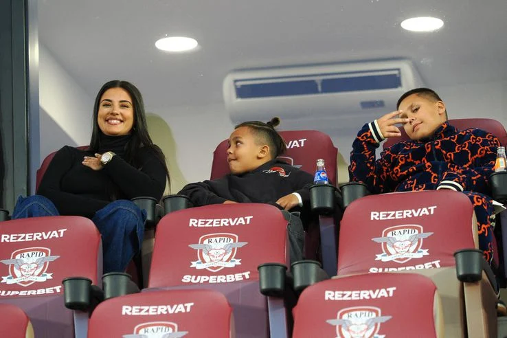 Cum a apărut Antonia la un meci de fotbal din România. Artista a atras toate privirile suporterilor