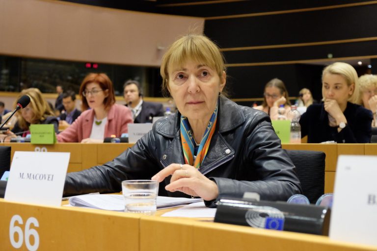 Cum arăta Monica Macovei în adolescență. Singura imagine cu fostul ministru al Justiției care a scăpat pe internet