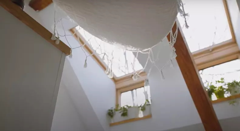 Cum arată mansarda in care locuieste Amalia Enache 10