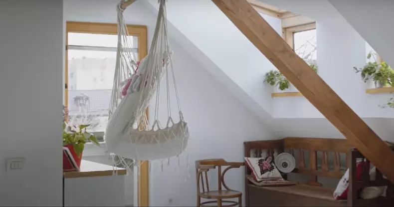 Cum arată mansarda in care locuieste Amalia Enache 6