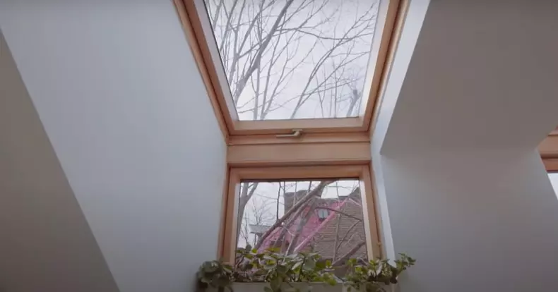 Cum arată mansarda in care locuieste Amalia Enache 9