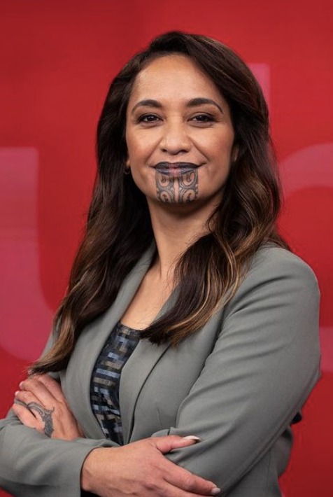 Cum arata prima prezentatoare TV din lume cu tatuaj facial 2