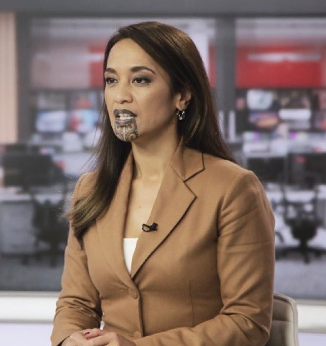 Cum arata prima prezentatoare TV din lume cu tatuaj facial 4