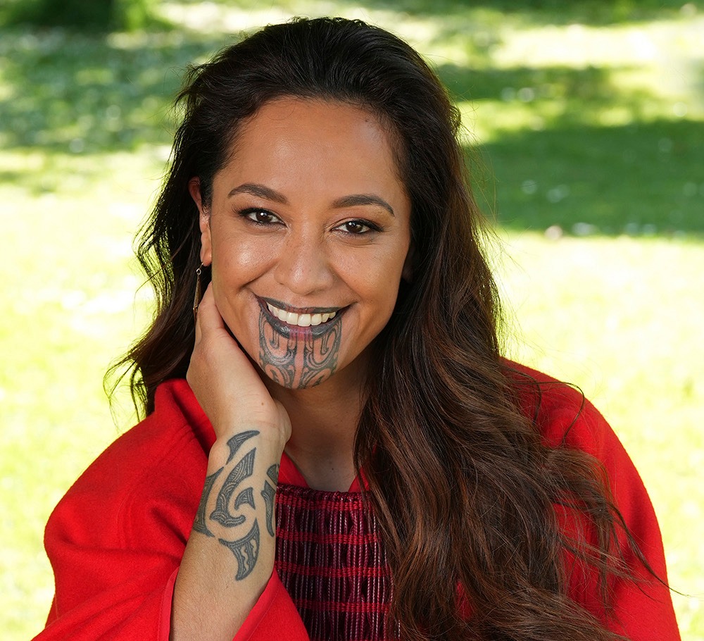 Cum arata prima prezentatoare TV din lume cu tatuaj facial 6