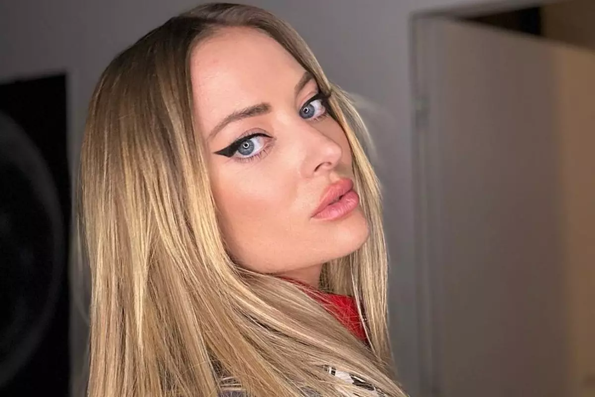 Delia, umilita pe Internet dupa ce s-a pozat nemachiata