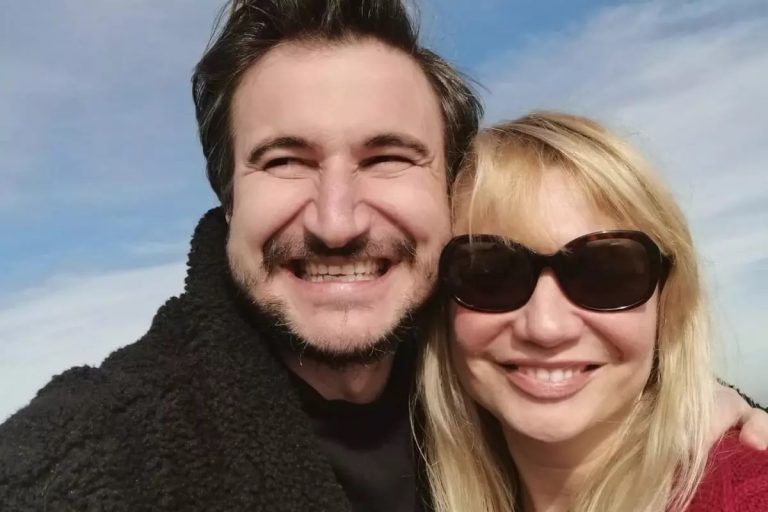 Fostul iubit al Cristinei Cioran, ipostază șocantă. Alex Dobrescu și-a dat jos tricoul și a rămas la bustul gol în fața Tribunalului, ce spune de acuzațiile aduse