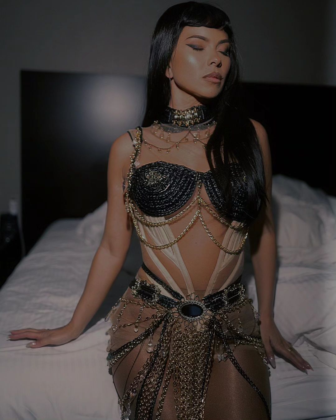 Inna si-a etalat formele perfecte in costum de baie minuscul 4