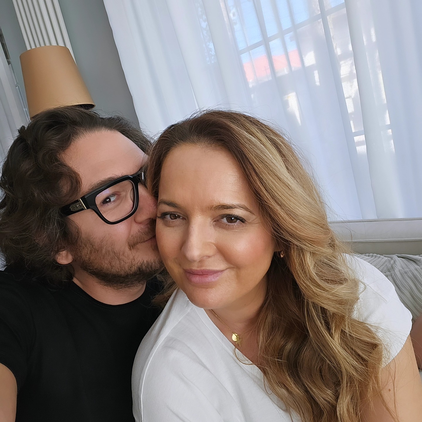 Ipostaza romantică în care au fost surprinși Florin Dumitrescu și soția lui. Sunt căsătoriți de 10 ani și par mai îndrăgostiți ca niciodată