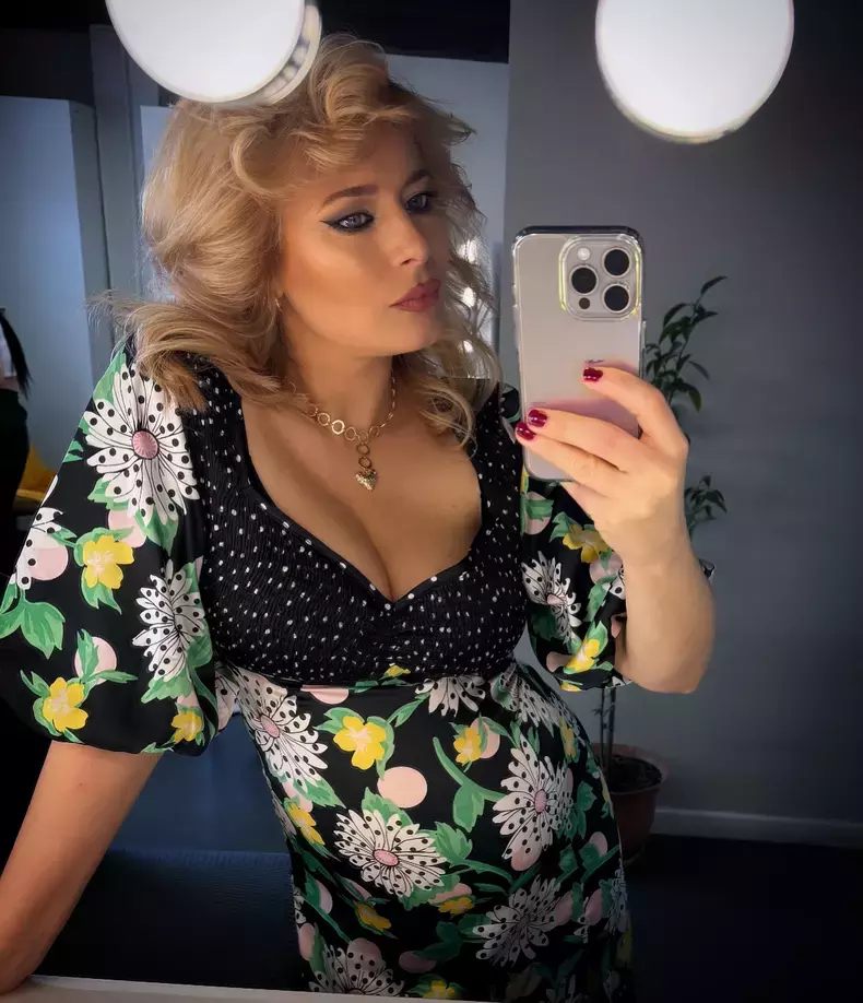 Laura Cosoi, superba intr-o rochie de 50 de lei 2