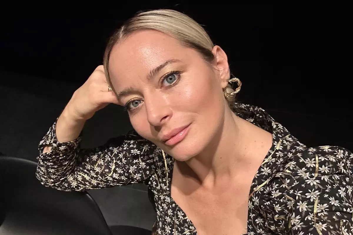 Laura Cosoi, superba intr-o rochie de 50 de lei