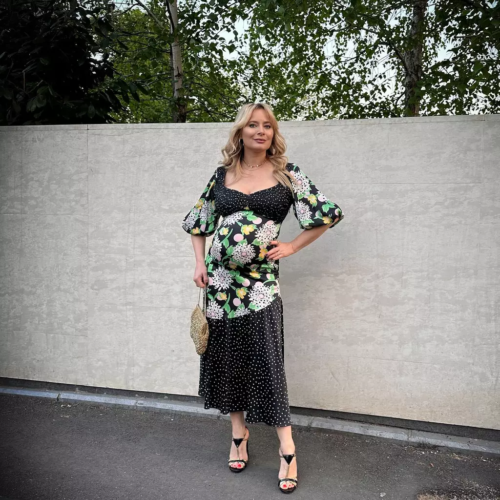 Laura Cosoi, superba intr-o rochie de 50 de lei