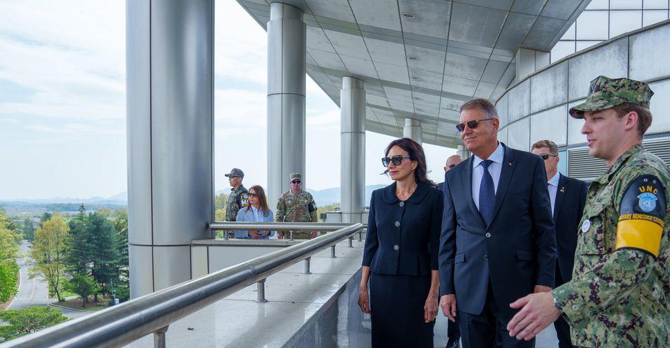 Tinuta cu care sotia presedintelui Iohannis i-a cucerit pe criticii de moda 3