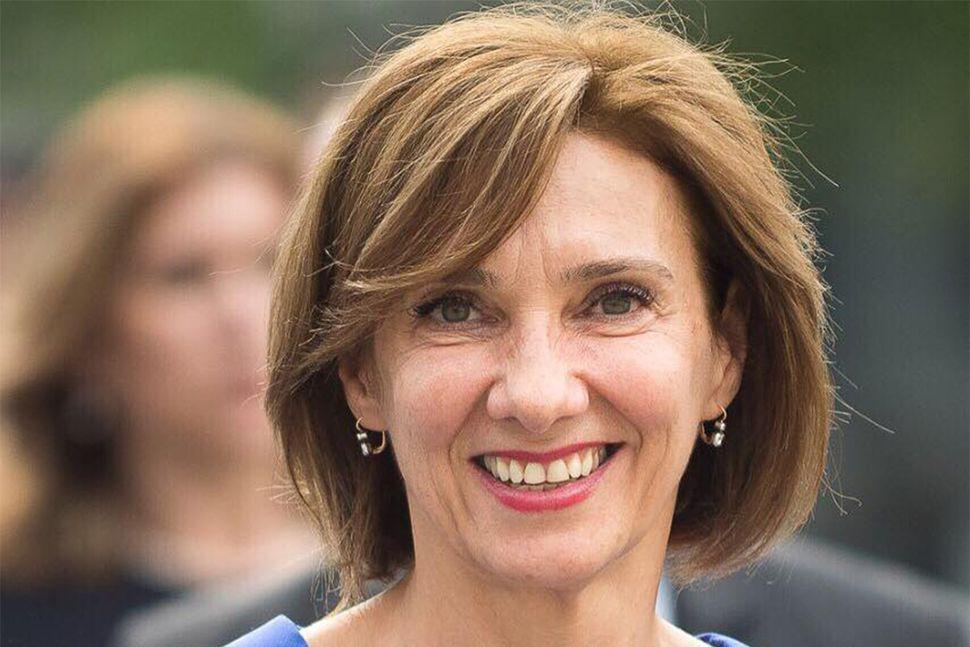 Tinuta cu care sotia presedintelui Iohannis i-a cucerit pe criticii de moda 5