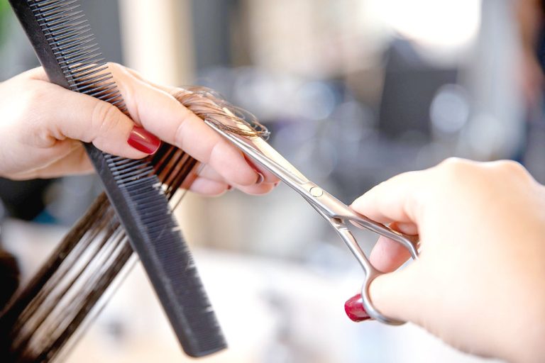 Tunsoarea anului 2024. De ce se numește Butterfly și pentru cine este recomandată, avantajează foarte mult acest tip de păr