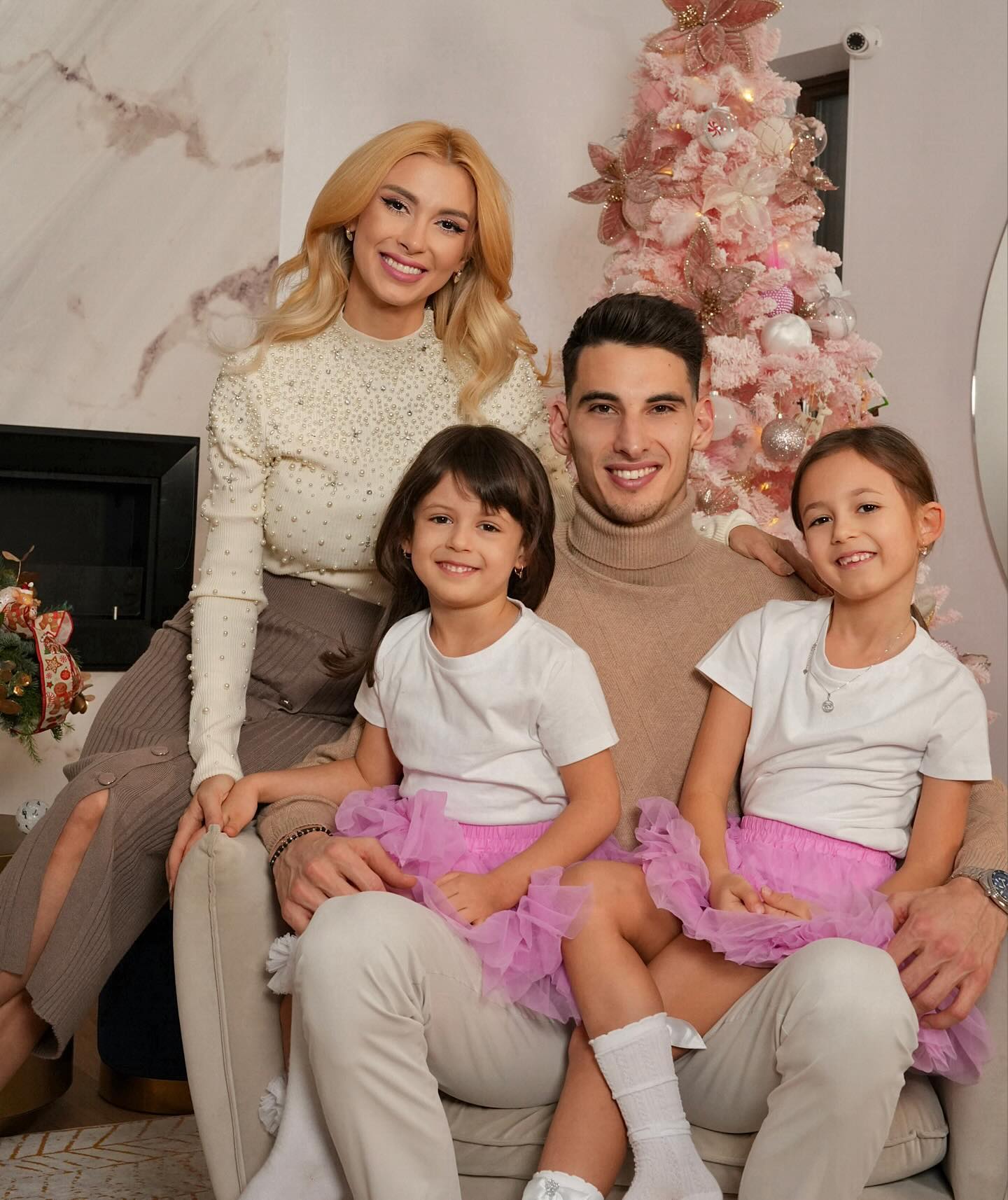 Andreea Bălan nu mai crede în certificatul de căsătorie.