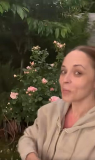 Ce face Andreea Marin seara in gradina casei sale 4