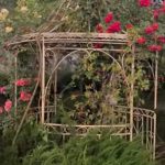 Ce face Andreea Marin seara in gradina casei sale 7