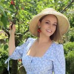 Ce face Andreea Marin seara in gradina casei sale